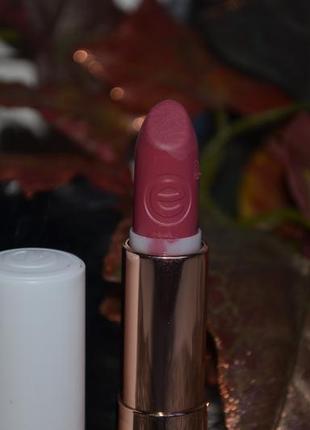 Фирменная полуматовая помада для губ essence this is me lipstick оригинал4 фото