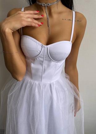 Симпатичное платье в белом цвете с чашками6 фото
