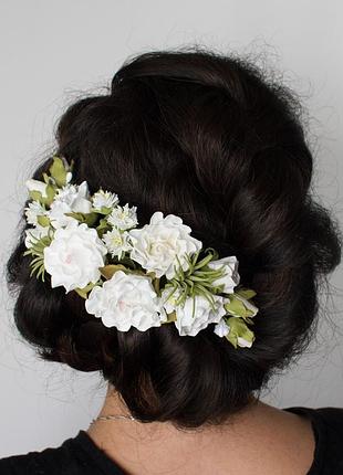 Нежная праздничная композиция на заколке.