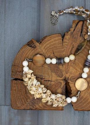 Летнее колье из ракушек и перламутра