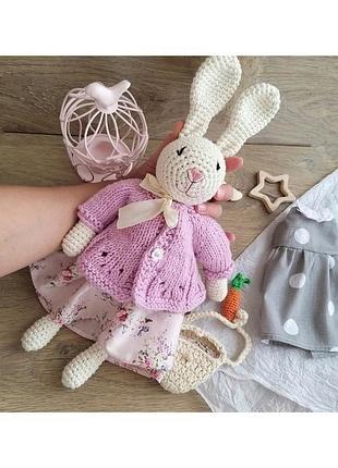 Вязаная крючком игрушка зайка тильда в платье, кардигане с сумочкой и морковкой.