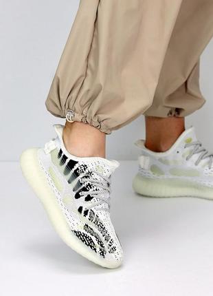 Белые текстильные кроссовки с черными и рефлекторными вставками9 фото
