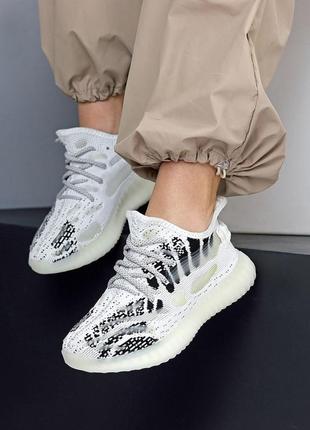 Белые текстильные кроссовки с черными и рефлекторными вставками6 фото