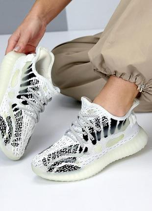 Белые текстильные кроссовки с черными и рефлекторными вставками7 фото