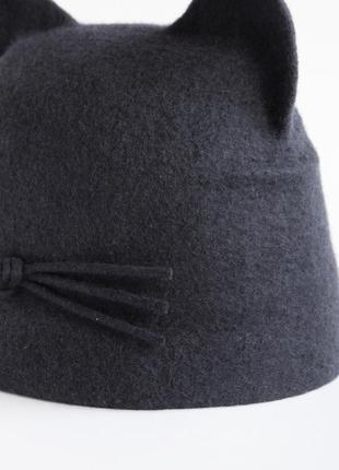 Валяна шапка з вушками і невеликим козирком з вовни мериноса жіноча темно-сіра шапка кішка4 фото