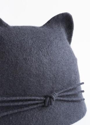 Валяна шапка з вушками і невеликим козирком з вовни мериноса жіноча темно-сіра шапка кішка8 фото