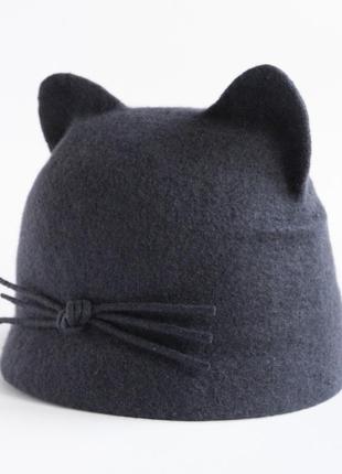 Валяна шапка з вушками і невеликим козирком з вовни мериноса жіноча темно-сіра шапка кішка6 фото
