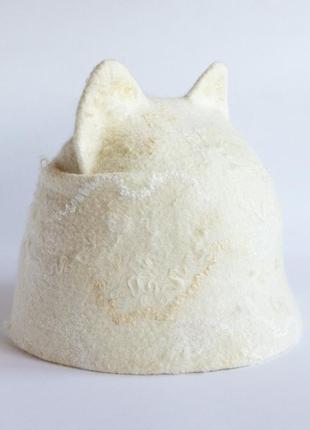 Валяная шерстяная шапка с ушками и козырьком женская шапка кошка натурального белого цвета с декором3 фото