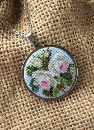 Вышитый кулон белые розы кулон подвеска с цветами подарок жене маме сестре дочери девушке подруге