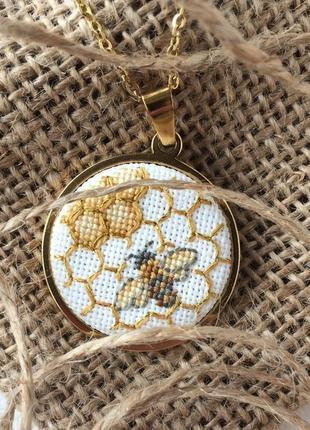 Вышитый кулон пчела на сотах кулон с насекомым оригинальный подарок женщине жене подруге сестре маме