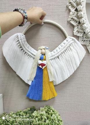 Янгол україни великий з вязаним серцем в кольорах прапора польщі