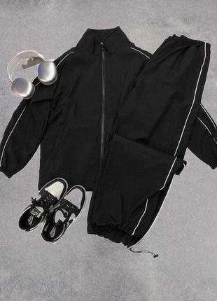 Спортивний костюм з плащівки кофта зіппер на блискавці штани кльош палаццо карго комплект чорний з лампасами вітрівка трендовий стильний