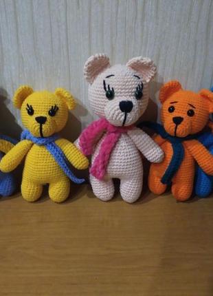 Ведмедик із шарфиком.