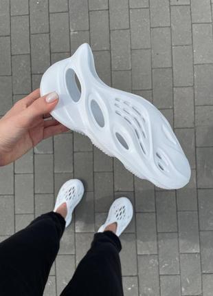 Женские летние кроссовки yeezy foam runner white (no logo) пена шлепанцы