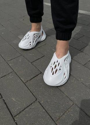 Жіночі літні кросівки yeezy foam runner white (no logo) піна шльопанці3 фото