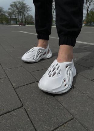 Женские летние кроссовки yeezy foam runner white (no logo) пена шлепанцы4 фото