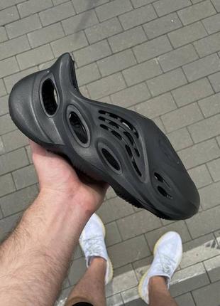 Чоловічі чорні шльопанці-сланці yeezy foam runner black кроссовки1 фото