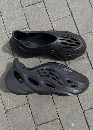 Чоловічі чорні шльопанці-сланці yeezy foam runner black кроссовки4 фото