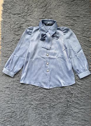 Zara стильная блузка с яркой фурнитурой из свежих коллекций