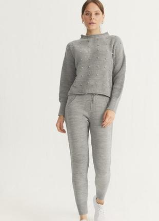 Жіночий трикотажний комплект з светра і штанів з деталями сіри...