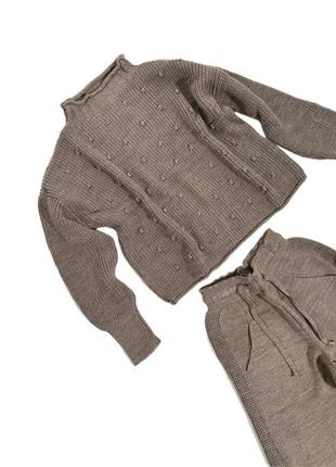Жіночий трикотажний комплект з светра і штанів з деталями каво...2 фото