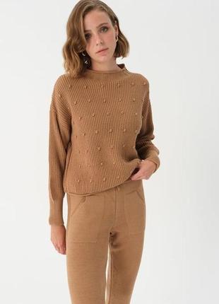 Жіночий трикотажний комплект з светра і штанів з деталями каво...6 фото
