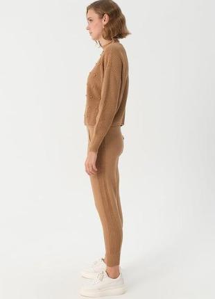 Жіночий трикотажний комплект з светра і штанів з деталями беже...5 фото