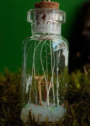 Кулон мини бутылочка с грибами2 фото
