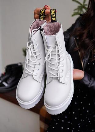 Белые кожаные ботинки с мехом