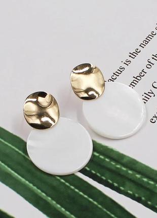 Золотисті круглі сережки з перламутром подвійні сережки білі1 фото