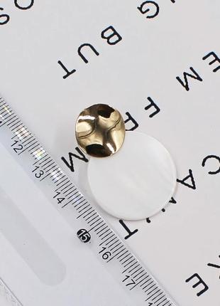 Золотисті круглі сережки з перламутром подвійні сережки білі5 фото