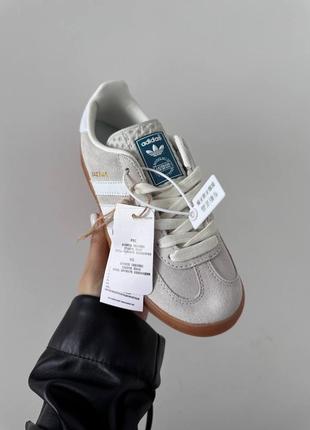Жіночі кросівки адідас газель сірі преміум / adidas gazelle
« light grey / gum » premium4 фото