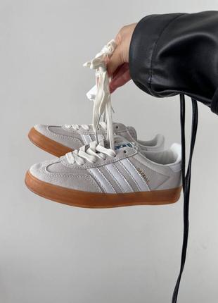 Жіночі кросівки адідас газель сірі преміум / adidas gazelle
« light grey / gum » premium