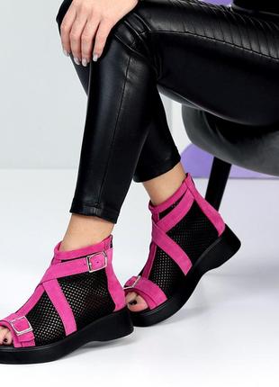 Натуральні замшеві літні черевики - босоніжки кольору фуксії з чорною сіткою8 фото