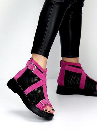 Натуральні замшеві літні черевики - босоніжки кольору фуксії з чорною сіткою9 фото