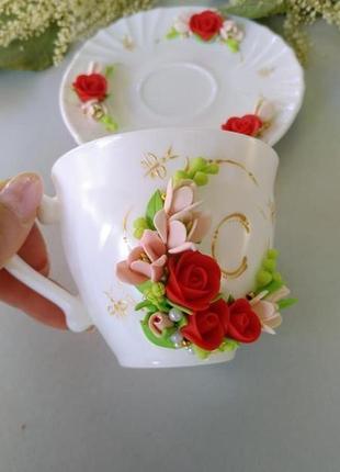 Чашка з блюдцем іменна на подарунок з червоними і пудровыми квітами5 фото