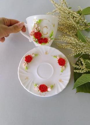 Чашка з блюдцем іменна на подарунок з червоними і пудровыми квітами6 фото