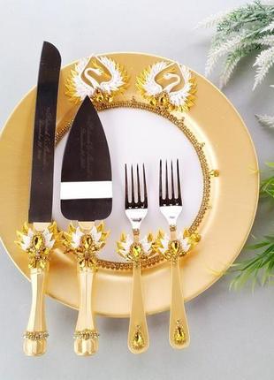 Свадебные бокали и прибор для торта " лебеди в золоте"8 фото