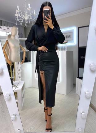 Шкіряна пряма спідниця міді з декоративним шнурком збоку