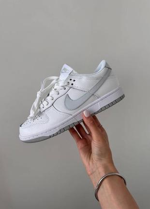 Жіночі кросівки найк сб данк лоу білі преміум / nike sb dunk low « white / grey swoosh » premium