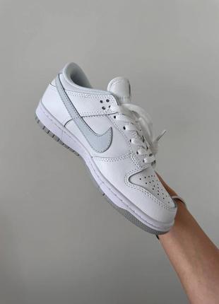 Жіночі кросівки найк сб данк лоу білі преміум / nike sb dunk low « white / grey swoosh » premium2 фото