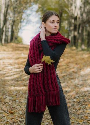 Довгий в'язаний шарф. темно-червоний жіночий шарф. чоловічий шарф..в'язаний шарф. подарунок.