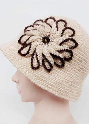 Шляпа женская теплая. ручная работа. бежевая шляпка с цветком.2 фото