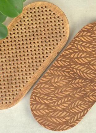 Дошка з цвяхами для ніг з крок 10 мм, з гравіюванням листочків, колір коричневий1 фото