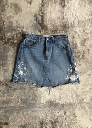 Джинсовая мини юбка с вышивкой