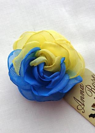 Маленька квіткова брошка з жовтої та синьої тканини "патріотична"2 фото