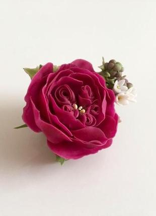 Брошка з англійською трояндою і ежевичками