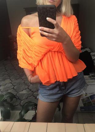 Яркая неоновая блуза футболка с воланами