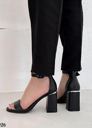 Базові босоніжки на зручному каблуку