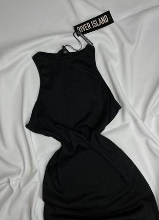 Базовое черное платье миди с разрезом3 фото
